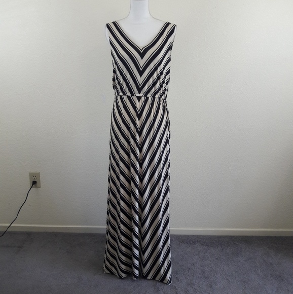 Dresses & Skirts - Maxi Dress